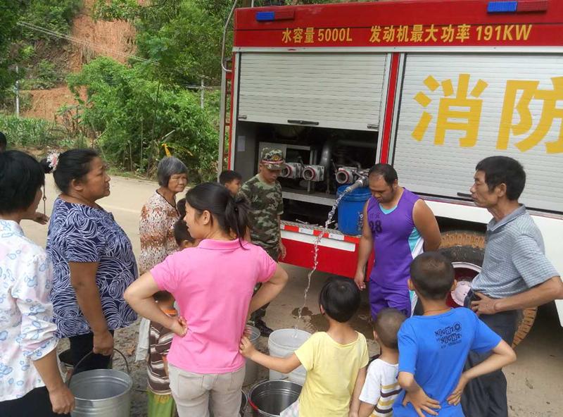 洪水退去后，消防官兵开展送饮用水等灾后救援。通讯员供图