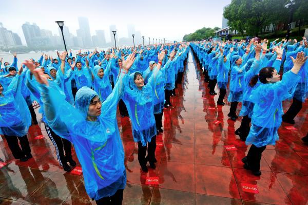 上海市，3575名大妈冒雨在北滨江广场上跳舞。