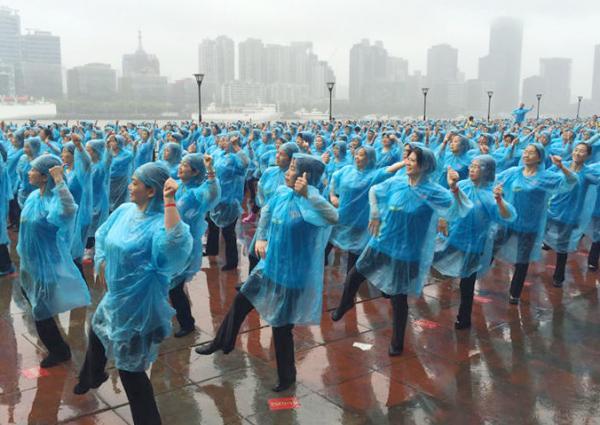 3575名上海大妈冒雨跳进北滨江广场。