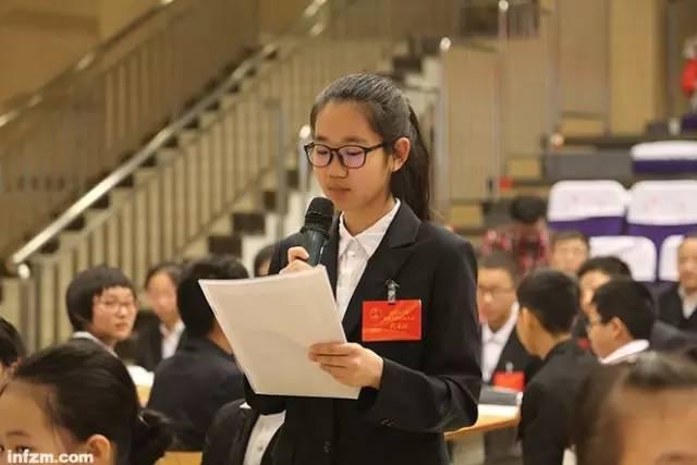▲北京十二中模拟人大社团的学生代表在阐述“议案”，这是活生生的政治课。（受访者供图）