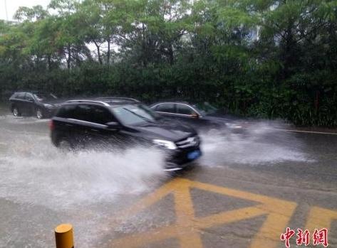 ↑2016年5月20日，广东深圳，入汛以来最强降雨袭击深圳，马路成“河流”，车辆涉水而行，深圳全市进入暴雨防御状态。