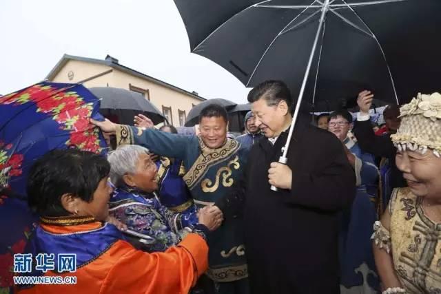 5月24日下午，习近平在佳木斯市同江市八岔赫哲族乡八岔村冒雨与村民们交谈。新华社记者兰红光摄