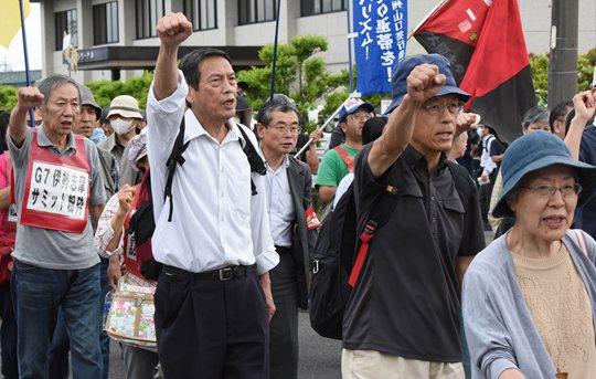 5月26日，伴随着民众的抗议声，七国集团峰会在日本三重县津市开幕。新华社发