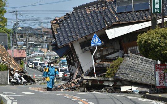 今年4月，日本熊本县发生地震。图为强震之后4月17日，警察在熊本县益城町地震灾区搜寻幸存者。新华社资料图