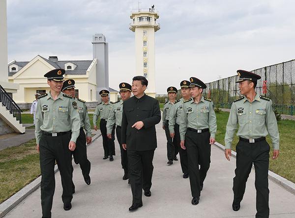 这是5月24日，习近平视察驻黑瞎子岛边防某团10连，了解连队建设情况。新华社记者 李刚 摄