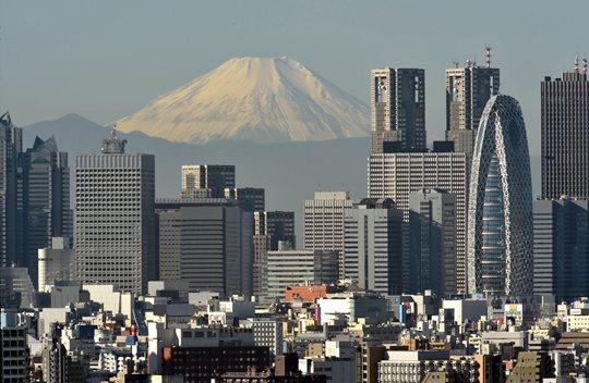 从日本东京新宿区远眺富士山。新华社资料图