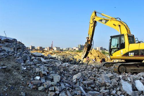 深茂铁路建设拆迁现场。  图/余力