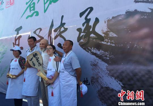 日本“煮饭仙人”村嶋孟在辽宁省盘锦市用盘锦大米煮出“银饭”。图为村嶋孟与当地村民切磋煮饭技艺。肖欣 摄