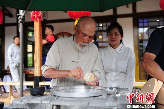 日本“煮饭仙人”村嶋孟在黑龙江牡丹江宁安市用响水大米煮出“银饭”。图为村嶋孟用“银饭”制作饭团。于琨 摄