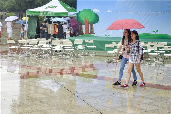 近期惠州持续降雨，市旅游协会提醒市民外出旅游要注意安全。南方日报记者 王昌辉 摄 