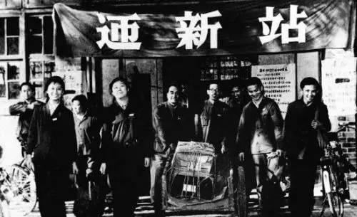 1977年的招生对象为工人、农民、知青、复员军人、干部和应届毕业生。对实践经验比较丰富或确有专长的，年龄可放宽到30周岁，婚否不限。图为1978年春，北京大学迎来恢复高考后录取的第一批新生。