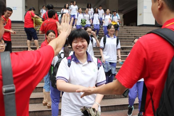 6月8日，广州市第十六中学的考生陆续走出考场，在外等候的家长和老师纷纷上前拥抱并击掌鼓劲。（南方日报记者 李细华 王辉 王良珏 梁文祥 摄）