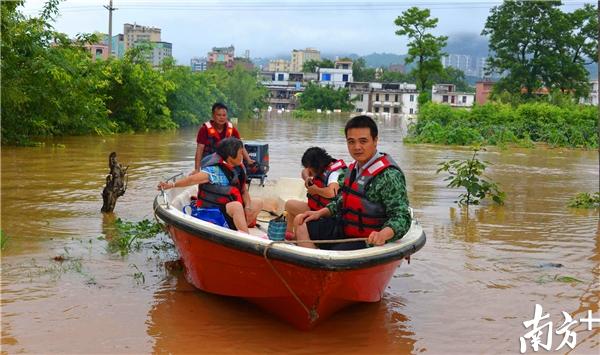 连州民兵解救被困群众