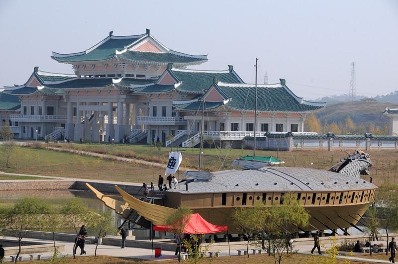 2012年10月21日，在平壤民俗公园历史古迹展区，游客参观李氏朝鲜时期抗击日本侵略者的铁甲“龟船”的缩小模型。 新华社记者杜白羽摄