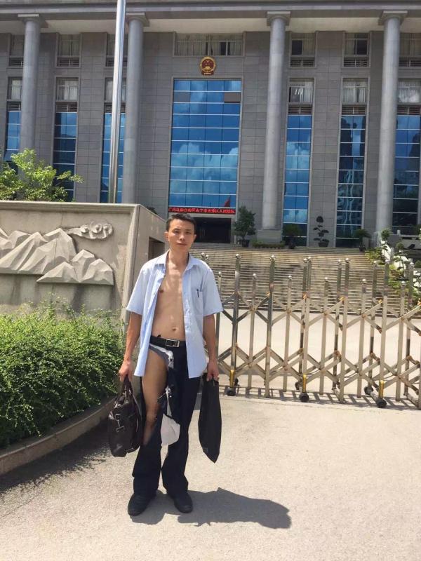广西一律师去法院立案 出门成“半裸男”
