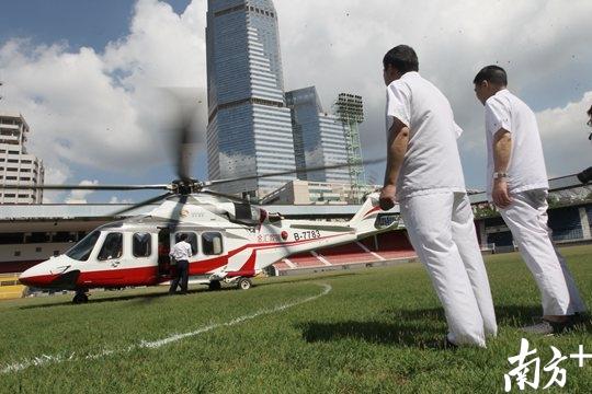 直升飞机在广东省体育场降落。南方日报记者 李细华 摄