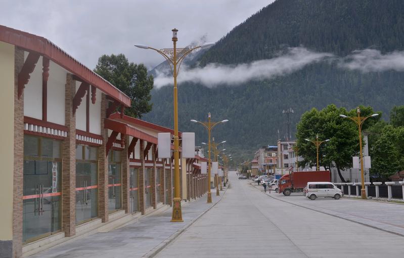 波密县干净整洁的道路。南方+记者 丁铨摄