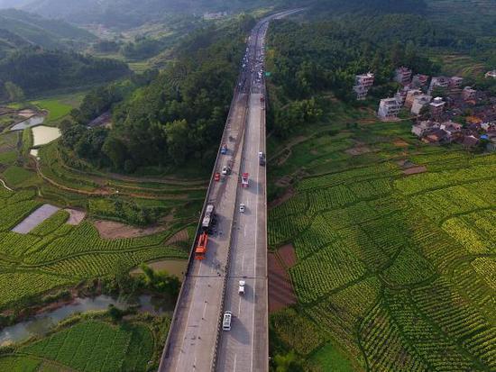 大巴车撞到隔离带护栏发生油箱漏油起火，造成35人遇难。