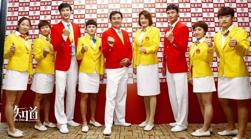 5月31日，中国新老运动员们一起身着里约奥运礼服合影。（新华社/图）