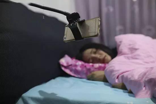 浙江嘉兴一20岁网络女主播直播睡觉。网络图片