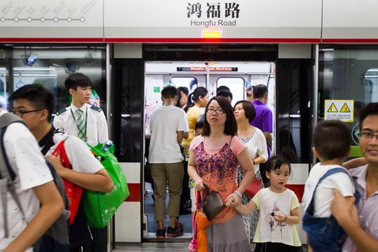 5月28日，东莞地铁2号线开通试运营，东莞成为继广州深圳佛山之后，又一个迈入地铁时代的珠三角城市。资料图片 南方日报记者 孙俊杰 摄