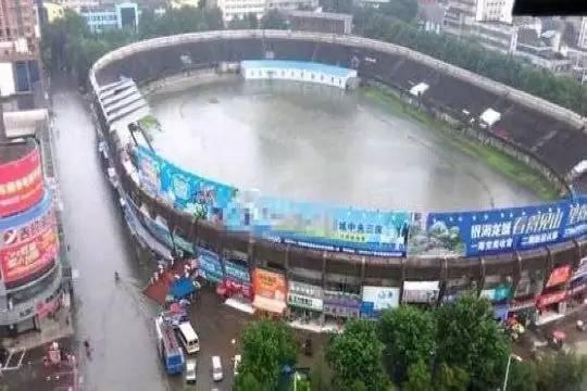 △  湖北鄂州市的标志建筑明堂体育场在大雨中成了浴盆，这是体育场建成30多年从来没有过的。