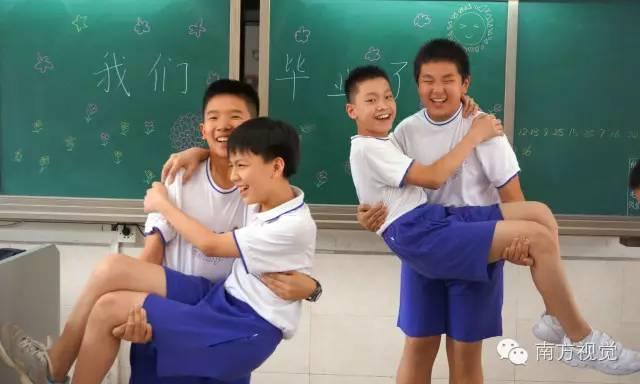 △“小学毕业啦，男生们拍起了搞怪的毕业照！”