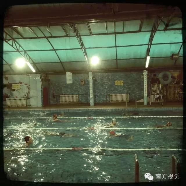 △25米的泳池，分了四道，还没到夏天已经是煮饺子的节奏。