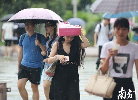 7月4日下午，在体育东路，一场大雨突然而至，让行人有些措不及防。南方日报记者 张由琼 摄