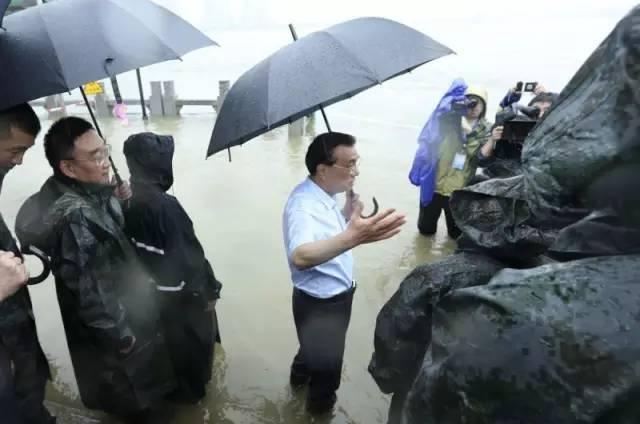 李克强冒雨在武汉长江干堤现场指挥抢险救灾