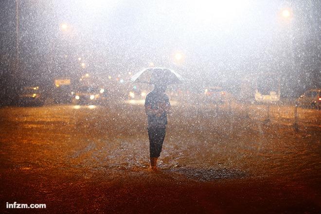 2016年7月6日凌晨5时，雨狠狠地砸向地面，暴雨如注。当天，武汉主城区14小时降雨229.1毫米，周持续降水量破有气象记录以来最大值。（贾代腾飞/图）