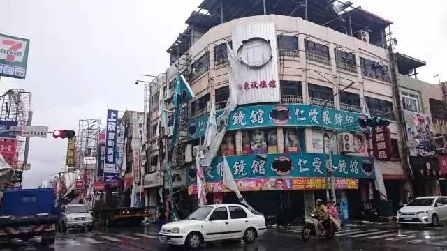 ↑ 2016年7月8日，台东，暴风雨中被毁的广告牌。今年第1号台风“尼伯特”于8日5时50分以超强台风级在台湾台东太麻里乡沿海登陆。（图自CFP）