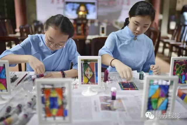 △学生们正在学习手工制作。