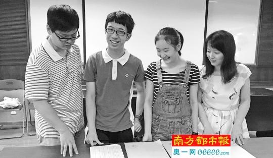 深圳中考“状元”姚文涛(左二)与班主任黄伟老师(左一)和其他同学、老师在一起。南都记者 刘颖 摄