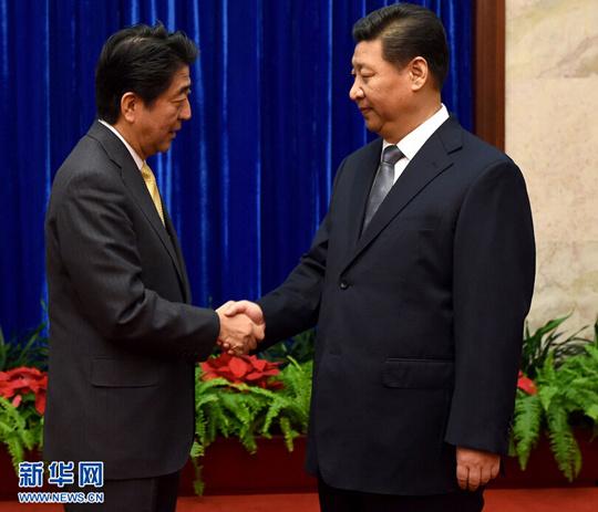 习近平会晤安倍时面部表情格外严肃。新华网资料