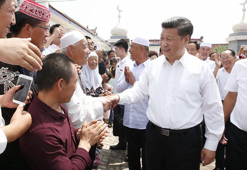 ↑ 7月18日至20日，中共中央总书记、国家主席、中央军委主席习近平在宁夏调研考察。这是7月19日上午，习近平在银川市永宁县闽宁镇原隆移民村，看望慰问移民群众。新华社记者 鞠鹏 摄