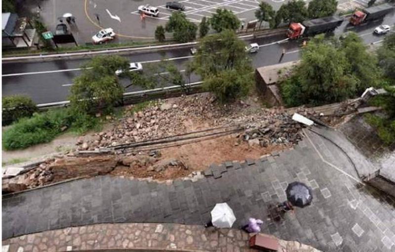 暴雨致居庸关长城南关瓮城外的东侧护坡发生滑坡