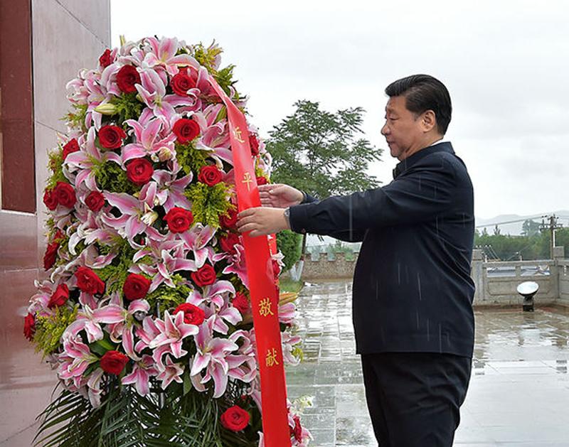 ↑ 7月18日至20日，中共中央总书记、国家主席、中央军委主席习近平在宁夏调研考察。这是7月18日上午，习近平在固原市西吉县将台堡向红军长征会师纪念碑敬献花篮。新华社记者 李涛 摄