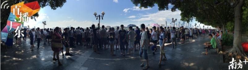 2016年7月21日，珠江岸边聚集着许多前来观看的市民。周峻竹 摄