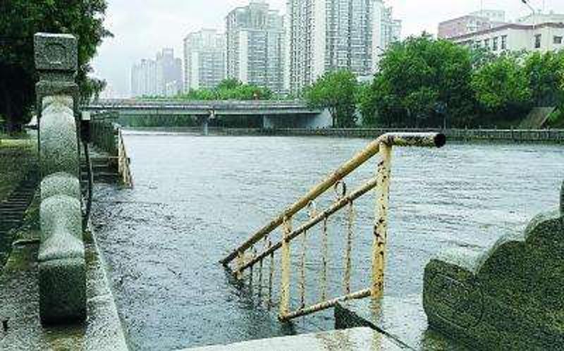 暴雨之下，东二环护城河水位急剧升高，水已经漫过了河边健身步道