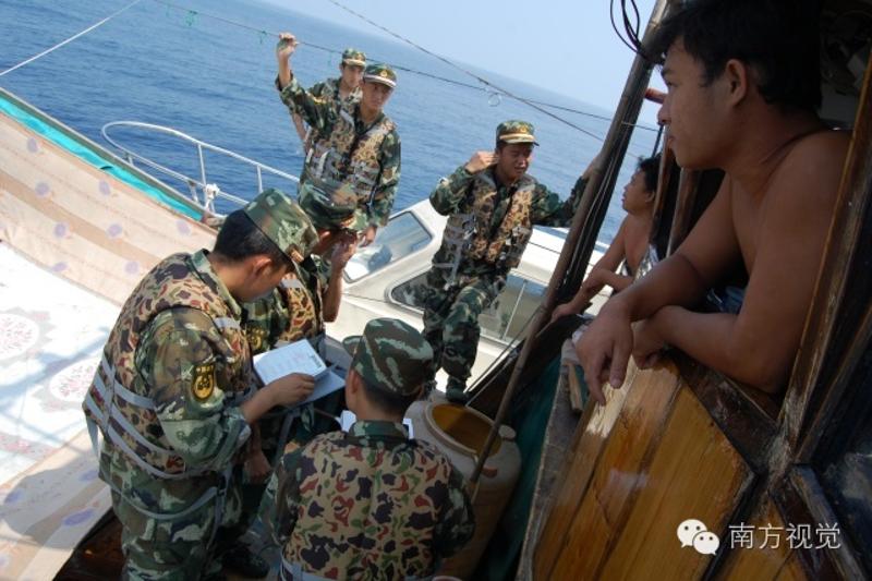 △广东海警三支队官兵在渔民船上检查。