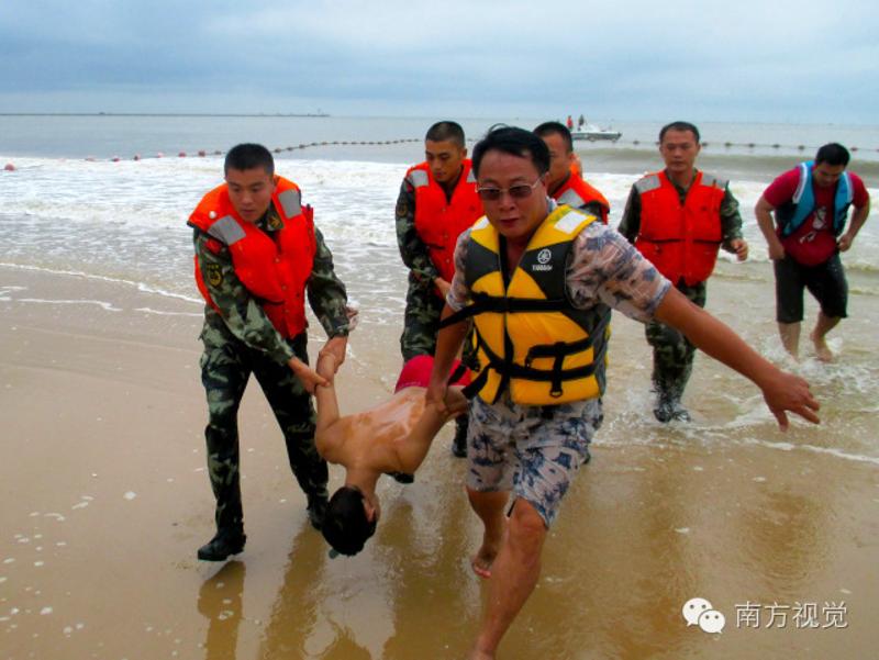 △海警官兵出警搜救落海群众。