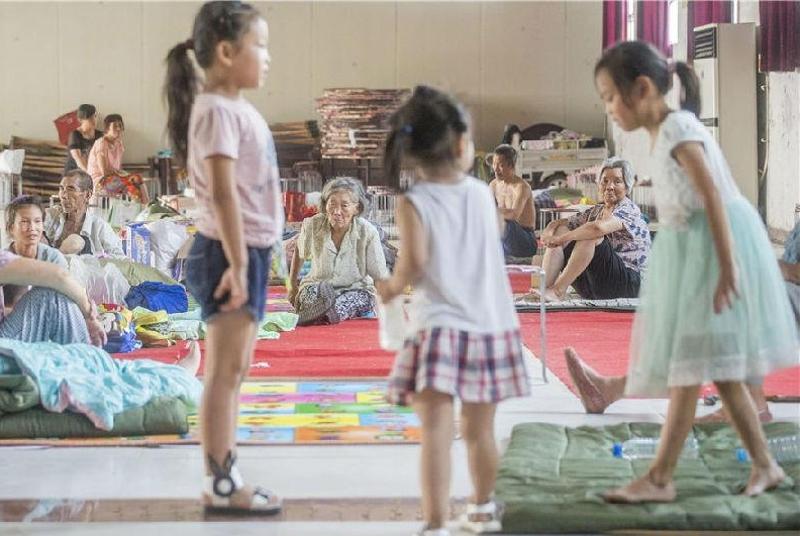 在邢台市位于东小汪村礼堂的临时灾民安置点里，仍居住着40-50名灾民，基本只剩下老人、妇女和儿童，大都来自大贤村。（7月24日摄）