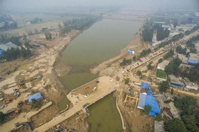 邢台七里河在龙王庙桥河道收窄，道路也正在进行热力管道铺设的工程，远处能看到河道上的高铁和高速桥。（7月24日摄）