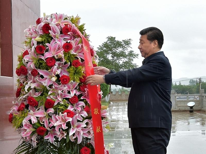 习近平考察宁夏首站到固原，冒雨向红军长征会师纪念碑敬献花篮