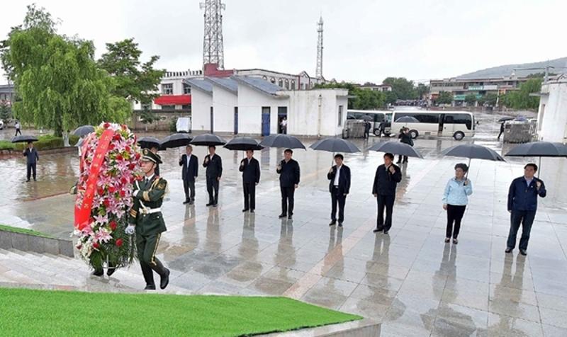 习近平考察宁夏首站到固原，冒雨向红军长征会师纪念碑敬献花篮