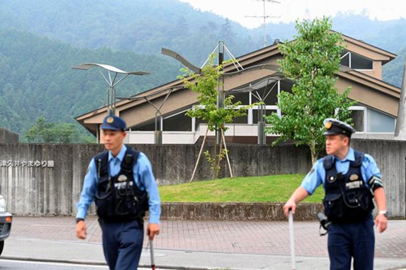 7月26日，在日本神奈川县相模原市，警察在发生持刀行凶案的残疾人福利院外警戒。新华社/路透