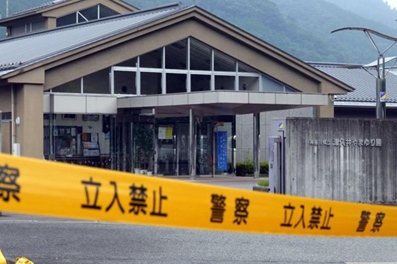 7月26日，在日本神奈川县相模原市，发生持刀行凶案的残疾人福利院外拉起警戒线。新华社/法新