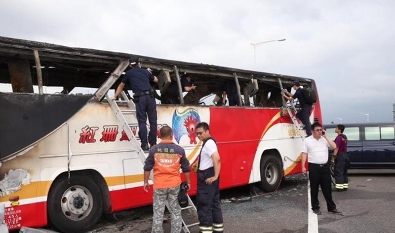 台湾游览车事故现场。