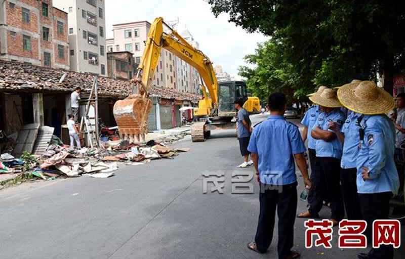 城管部门依法整治市区沙田坡村乱搭建现场。茂名日报记者 黄信涛 摄